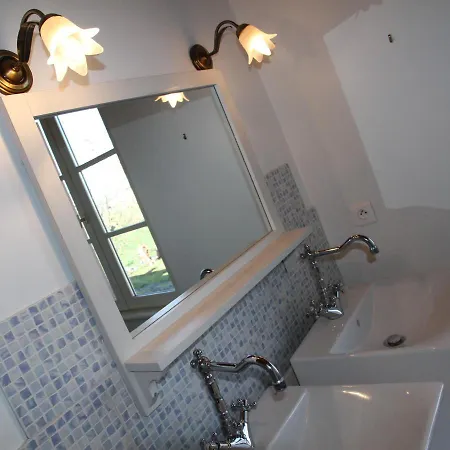 לינה וארוחת בוקר Au Bon Gre D'hugoline 3*