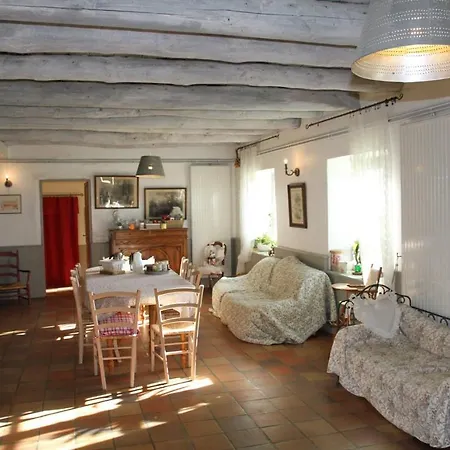 Au Bon Gre D'hugoline לינה וארוחת בוקר